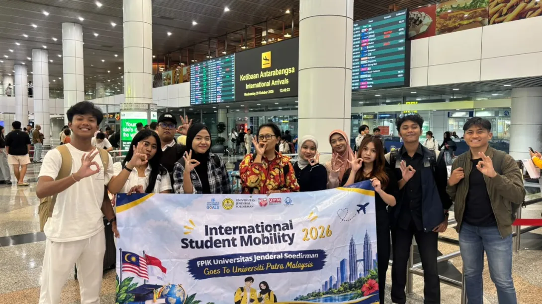 Tiba di Malaysia: Delegasi mahasiswa dan dosen pendamping dari Fakultas Perikanan dan Ilmu Kelautan (FPIK) Universitas Jenderal Soedirman (UNSOED) membentangkan spanduk program International Student Mobility 2026 sesaat setelah tiba di area Kedatangan Antarabangsa (International Arrivals) Bandara Internasional Kuala Lumpur, Malaysia, Rabu (28/10/2026).