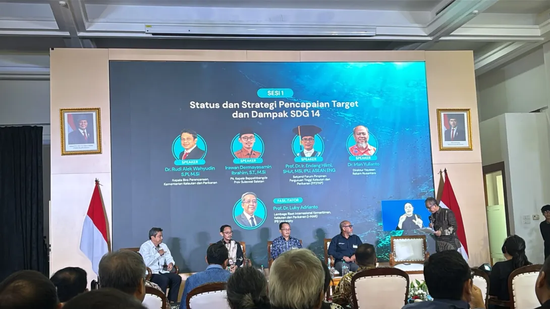 Dekan FPIK Unsoed, Prof. Dr. Ir. Endang Hilmi, S.Hut., M.Si., IPU., ASEAN Eng. (tengah), hadir sebagai narasumber dalam Sesi 1 National SDG 14 Summit 2026 di Ruang Rapat BSM, Bappenas, Jakarta, bagi membincangkan status dan strategi pencapaian target SDG 14