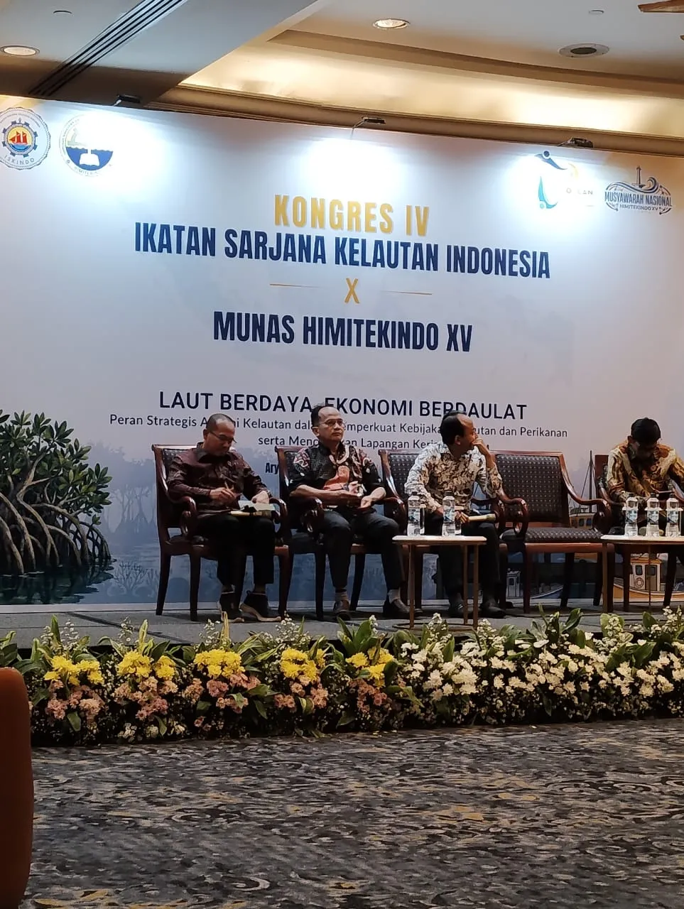 Prof. Endang Hilmi saat memberikan paparan